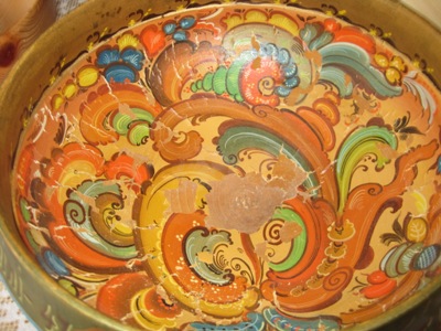 This is a wooden bowl decorated with traditional Norwegian pattern.