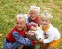 Adelheid, Ann Kristin og Hild med eit lam - 1973