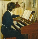 Janet speler orgel ein sundag ettermiddag.