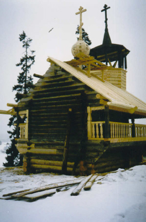 Restaurering av kapell i Kenozero nasjonal park, Arkhangelsk, Russland.