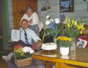 Olav og Janet med premien og blomane Olav fekk.