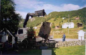 Trappa: Hella framfor huri er ombruk, hellene ligg i kult.