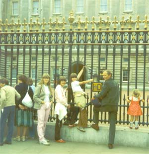 Kristin, Adelheid, Hild og Olav utanfor Buckingham Palace, 1979.