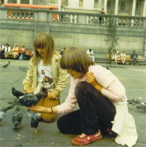 Hild og Adelheid mater duene p Trafalgar Square, London 1979.