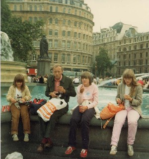 Lunch p Trafalgar Square, London 1979.