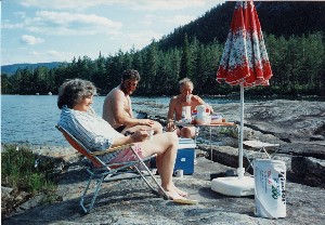 Sandens re i Valle.  Janet, Rob og Olav griller i 1992.