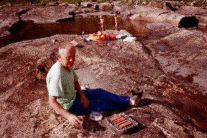 Olav griller p Sandens re mens Gry Hege og Bjrnar bader, 2001.