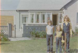 Tre litt strre jenter ved Vorda View p Shetland, 1978.