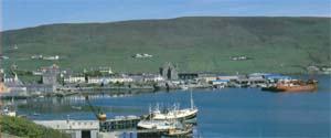 Utsikt over Scalloway med Scalloway Castle.