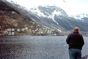 Olav nyter typisk vestlandsutsikt, bratt og sn kledde toppar, 2002