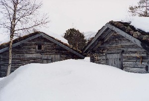 Uthusa p Grnelid (toalett til venstre og vedskjul til hgre).