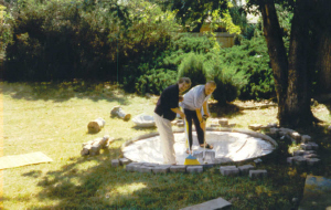 Janet og Olav helper med ei fontene i hagen, 1998.