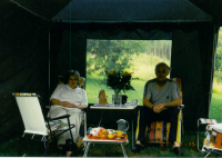 Janet og Olav nyter godveret utanfor Systog, August 2001.