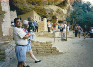 Janet p veg ned i undergrunnen i Mesa Verde, 1998.