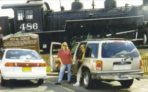 Kristin og Janet og damplokomotivet i Royal Gorge, 1998.